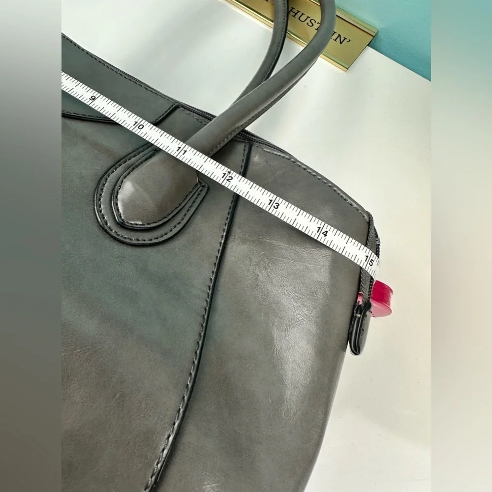 Nine West ladies gray leather handbag, excellent condition